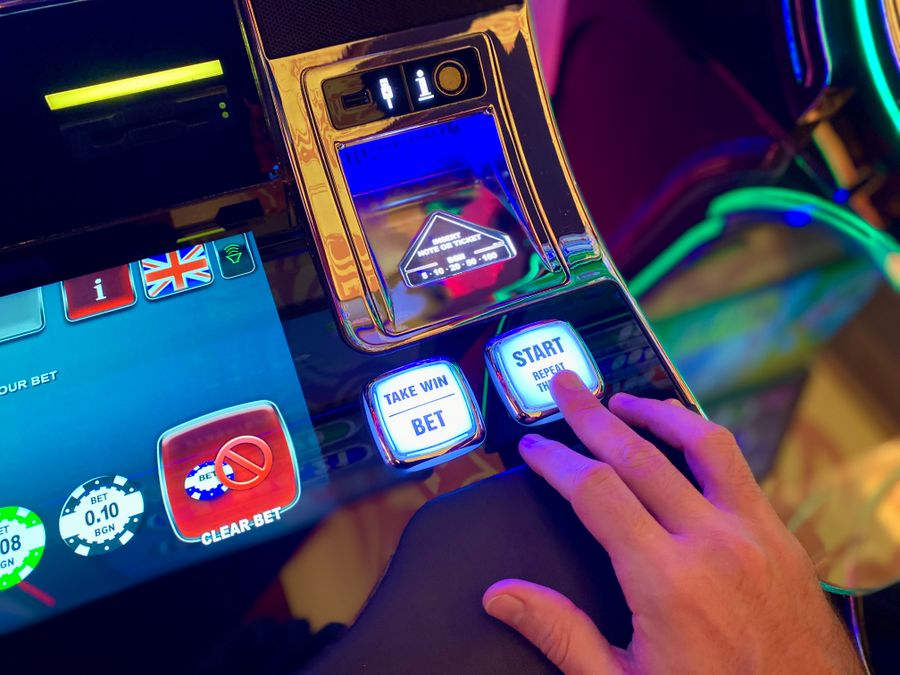 Layar mesin slot dengan tampilan permainan yang berwarna-warni