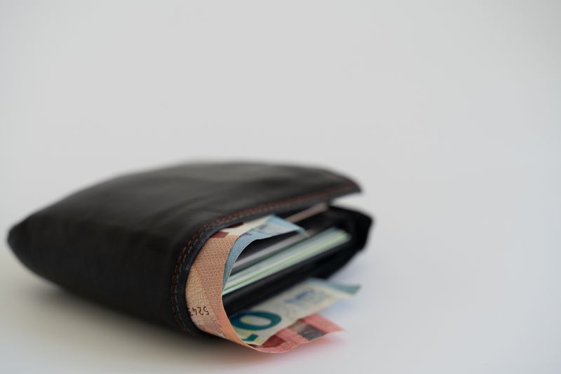 Dompet kulit berisi uang tunai