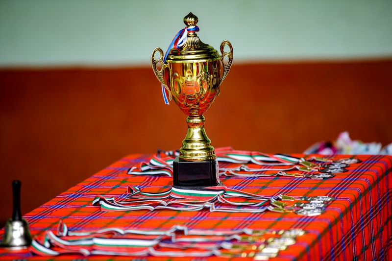 Piala emas dan medali melambangkan turnamen slot